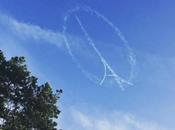 avion dessine logo Peace Paris dans ciel lyonnais