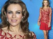 Anti-âge Elizabeth Hurley robe rouge avec manche