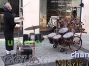 Jouer batterie jonglant. Fort