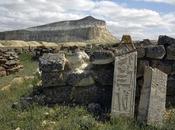 D'anciens monuments pierre découverts près Caspienne