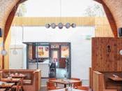 bois, motifs géométriques plafond voûté dans restaurant Diego
