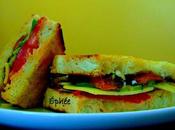 Sandwich tomate-patate douce-avocat