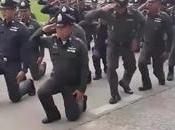 Armée police Thaïlandaise, nouveau salut, look (vidéo)