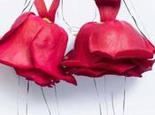 Cette artiste mêle dessin, aquarelle véritables fleurs pour réaliser illustrations mode
