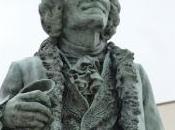 Pourquoi trouve judicieux choix d'une statue Voltaire Oyonnax