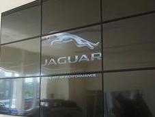 L’installation mois d’images concession Jaguar Fréjus