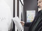 Blind l’expo regarde avec mains