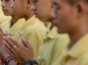 Thaïlande adolescents grotte rendent hommage sauveteur mort