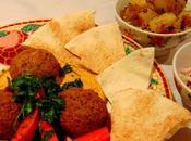 Repas libanais; salade chou, pommes terre, houmos falafels