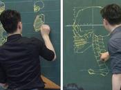 éducateur utilise compétences extraordinaires dessin tableau noir pour enseigner l’anatomie élèves