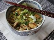 Udon, poulet concombre salade