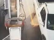 camionnette s’enflamme alors conducteur remplit réservoir d’essence utilisant téléphone portable World News