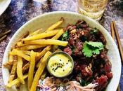 Tartare thaï, frites maison salade coleslaw chou rouge carotte.