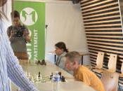 Simultanée d'Elena Partac, grand maître international d'échecs féminin, face joueurs