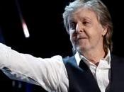 L’ancien Beatles Paul McCartney, mythe pop, fête avec fougue jeune homme