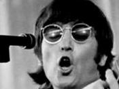 Regarder John Lennon travers guitares