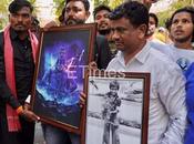 fans encadrent photo d’enfance d’Ajay Devgn portrait Shiva alors qu’ils rassemblent devant résidence star “Bholaa” jour anniversaire l’intérieur Nouvelles cinéma hindi
