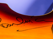 guitare HöFNER BASS GUITAR signée PAUL McCARTNEY vendue pour plus
