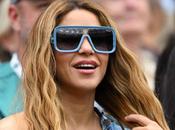Shakira apparaît dans chemise imprimé denim bralette Wimbledon 2023 Footwear News