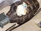 homme commandé téléphone portable ligne reçoit grenade courrier