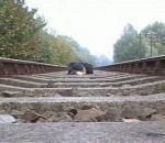 filme allongé rails attendant train